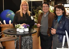 Annie van Butterfly Garden in gesprek met Jun Yan en Ying Li van E&C Global Enterprise.